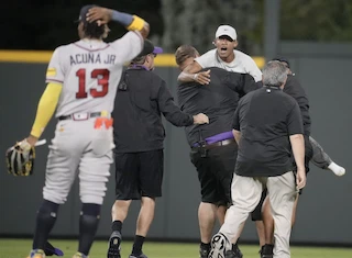 Acuña odrazuje fanoušky, vyrovnává kariérní maxima 4 hity a 5 RBI v Braves' 1...